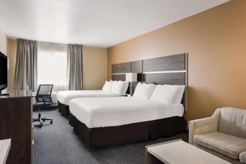 Queen Room with Two Queen Beds and Sofa Bed - Non-Smoking
