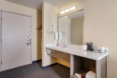 Rest Inn Suites Motel - image 2