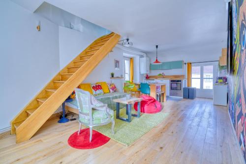 صالة مشتركة/ منطقة التلفزيون, Confort et Nature, Duplex Idéal à Jouy-en-Josas, Parking gratuit, 25 mn orly, 10 mn Versailles (Confort et Nature, Duplex Ideal a Jouy-en-Josas, Parking gratuit, 25 mn orly, 10 mn Versailles) in جوي-آن-جوزا