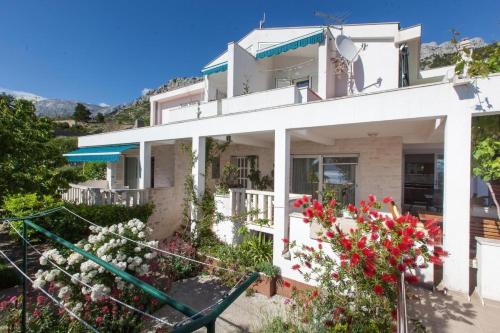 Family friendly house with a swimming pool Makarska - 19796