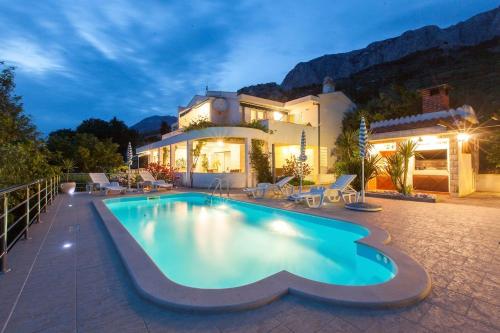 Family friendly house with a swimming pool Makarska - 19796