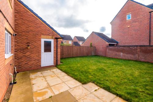 3 Bedroom! 3 Toilets! Contractors and Groups! Free Parking! Driveway! NEW BUILD HOUSE!