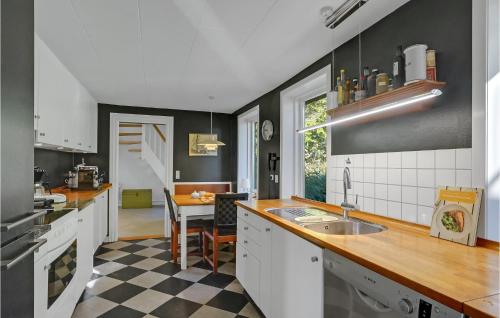 Kitchen, 5 Bedroom Awesome Home In Erslev in Dragsbaek
