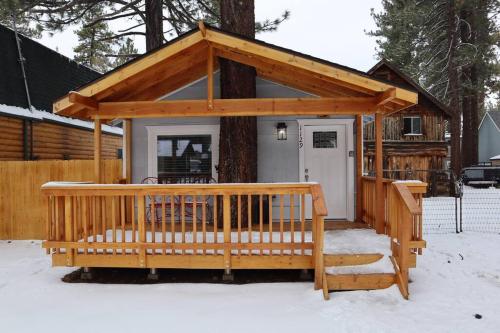 The Blue Lake Cabin! 1 min Walk to SnowPlay! in Big Bear City, USA