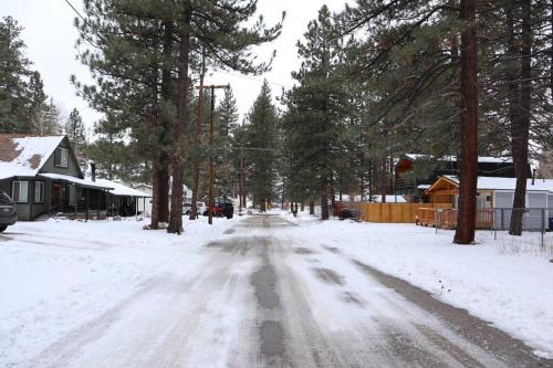 The Blue Lake Cabin! 1 min Walk to SnowPlay!