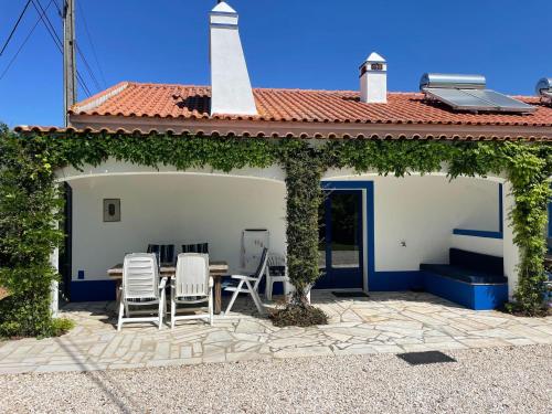 Inviting holiday home in Montemor o Novo with Pool