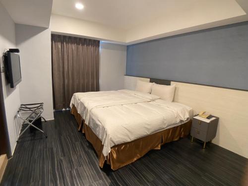 Deluxe Double Room with Bath (Noise Tolerance Required) image 5