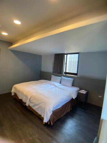Deluxe Double Room with Bath (Noise Tolerance Required) room in Bonjour Hotel