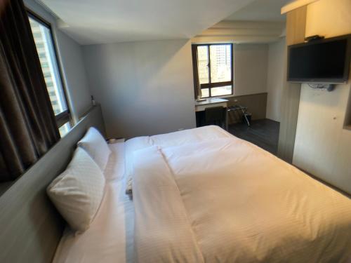 Deluxe Double Room with Bath (Noise Tolerance Required) image 2