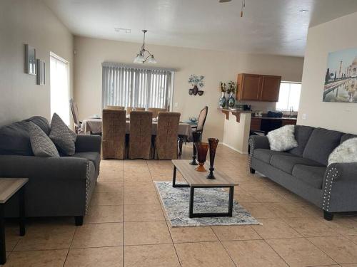 Close to UA, Downtown, and Airport.
