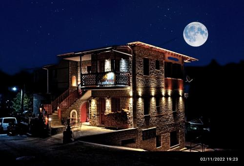 La Petri Studios with Fireplace & View - image 2