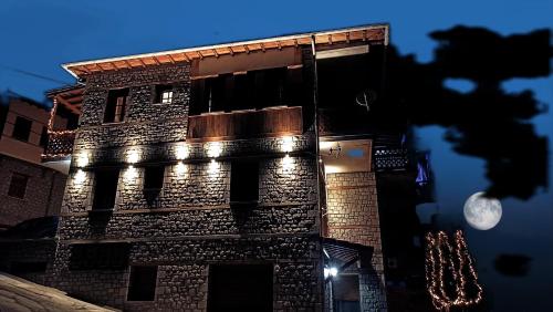 La Petri Studios with Fireplace & View - image 8