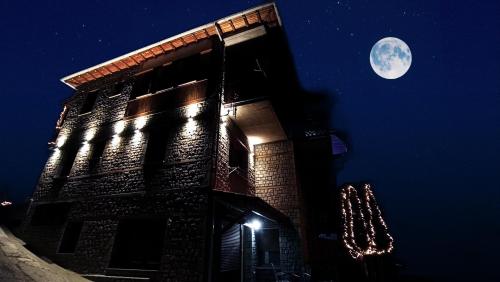 La Petri Studios with Fireplace & View - main image