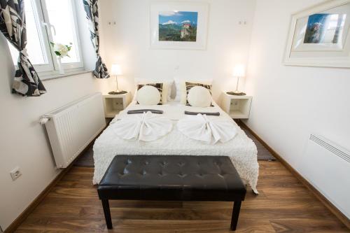 1 queen bed, 2 sofa beds