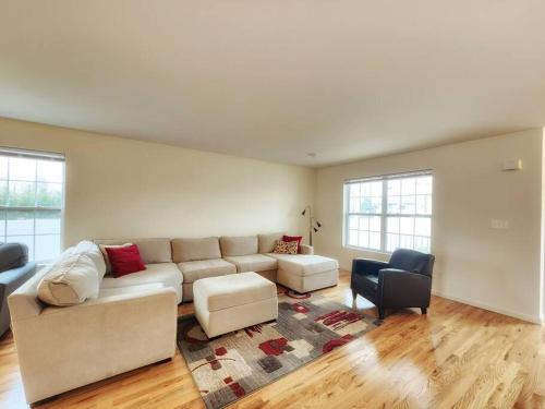 Brand New Three Bedroom House with Parking in East Farmingdale (NY)