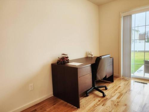 Brand New Three Bedroom House with Parking in East Farmingdale (NY)