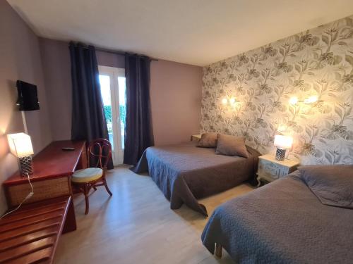 1 double bed, 1 twin bed