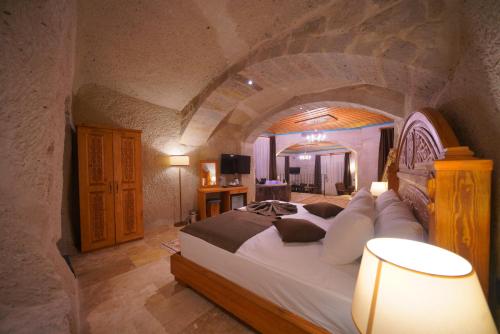 Secret Hill Cave Suites