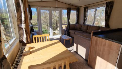 Pond-side tranquillity - Lakeside Rose Cottage