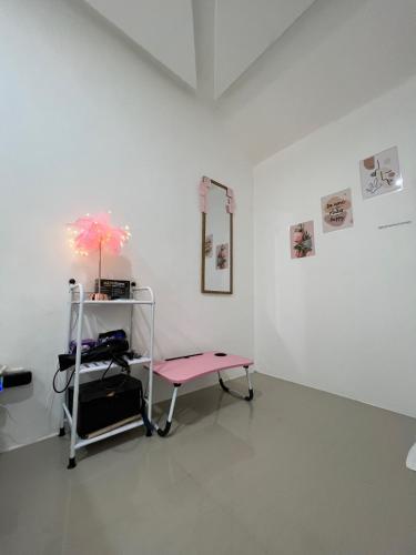GCASH - Taal cozy private homestay with PRIVATE attached bathroom in General Trias - Pink Room