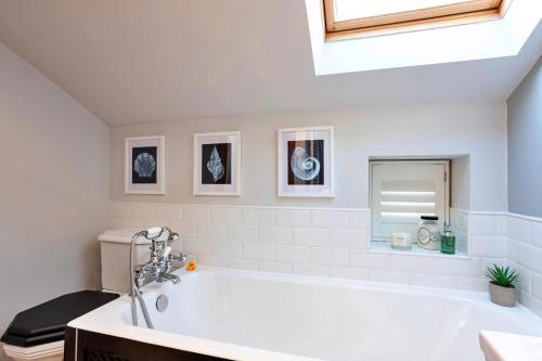 حمام, Finest Retreats - Ivy Cottage in كيركبي لونسدل