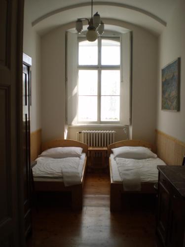 2 bedrooms, 5 beds