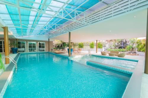 Swimming pool, Rimkhobfa Urban Resort in Samut Prakan