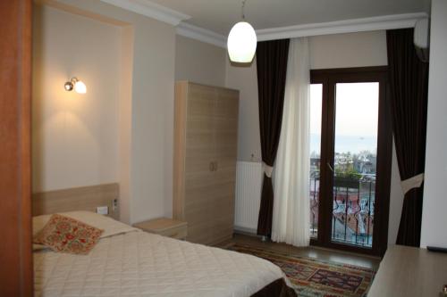 Double Room with Sea View image 7