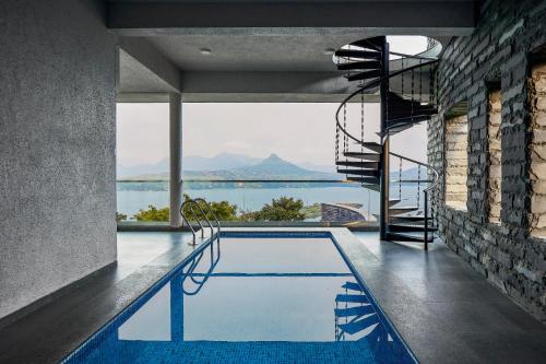SaffronStays Ahilya Waters - 3BR Pawna villa, infinity pool, 270 terrace views, bonfire & AD-featured estate - Agalambe