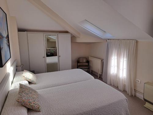 Hotel Atalaya- FREE PARKING GRATUITO Room Type - Standard Triple Room