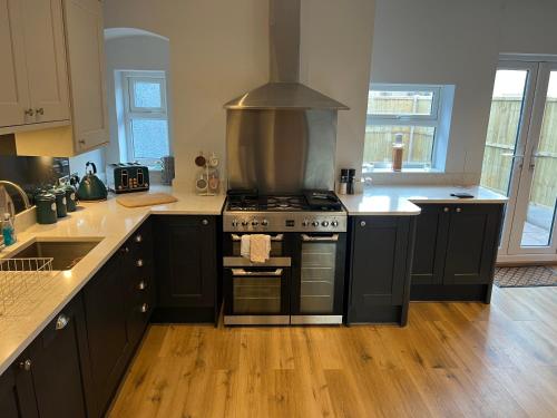 keuken, Superb 2 bed Apartment Great location in Hartshill