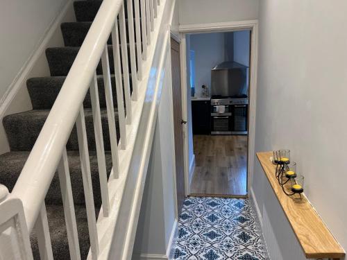 keuken, Superb 2 bed Apartment Great location in Hartshill