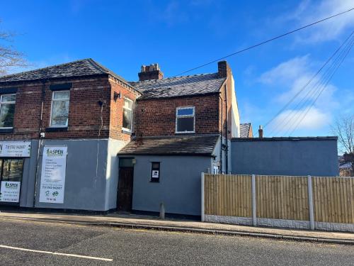 Buitenkant, Superb 2 bed Apartment Great location in Hartshill