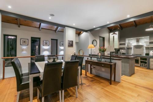 ห้องครัว, บ้านเดี่ยว 3 ห้องนอน 3 ห้องน้ำส่วนตัว ขนาด 350 ตร.ม. – สปาร์บอช (Pezula, Sunset Views- MG10) in สปาร์บอช