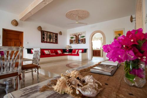 Nyumba Simba House - Luxury Villa - Tap to explore photos