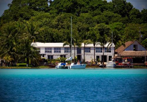 The Yak Lake House - Hostal Bacalar