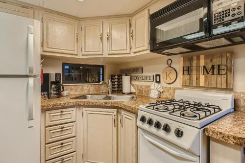 NEW LISTING! Adventurers Delight condo in Breckenridge, USA