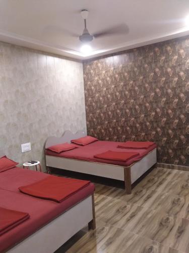 2 queen beds, 1 twin bed