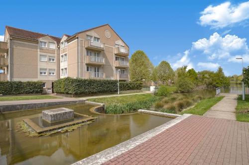 Exterior view, LeRouget : Hypercentre / Jardin amenage / Hamak in Moissy-Cramayel
