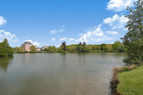 Nearby attraction, LeRouget : Hypercentre / Jardin amenage / Hamak in Moissy-Cramayel