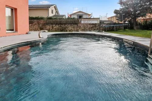 Joli duplex avec piscine partagée in Cournillens, Schweiz