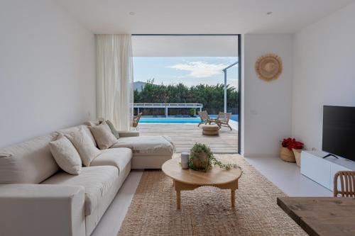 ห้องส่วนกลางสำหรับนั่งเล่น/ดูทีวี, Villa Elena, Luxery villa with swimming pool! in ลาคาเรส