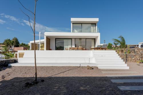 Villa Elena, Luxery villa with swimming pool! in ลาคาเรส