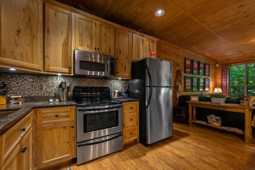 Kitchen, Dreamy Cabin & Outdoor Oasis! Mins to Nat'l Park! near Cades Cove