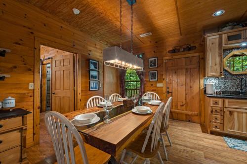 Facilities, Dreamy Cabin & Outdoor Oasis! Mins to Nat'l Park! near Cades Cove