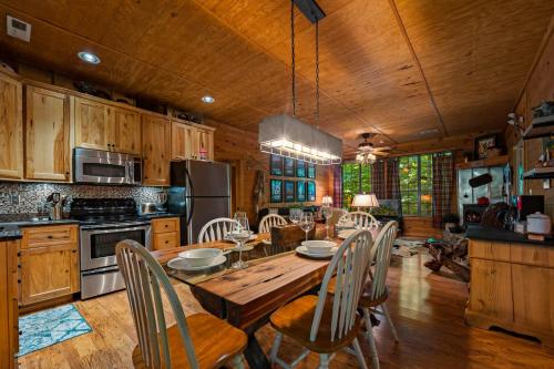 Dreamy Cabin & Outdoor Oasis! Mins to Natl Park! in Townsend, USA