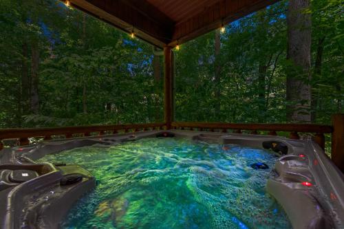 Dreamy Cabin & Outdoor Oasis! Mins to Natl Park! in Townsend, USA