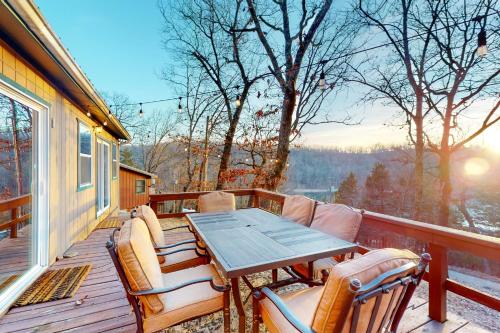 Ozark Rambler Cabin in Eureka Springs, USA