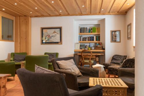 Shared lounge/TV area, Hotel Bahnhof in Zermatt