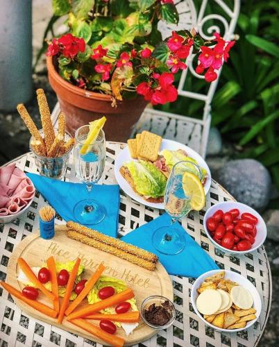 Nice Garden Hotel - image 9